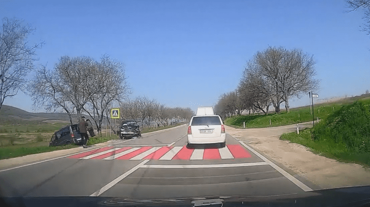 VIDEO Dimineață cu ghinion! Două mașini au fost grav avariate în apropiere de Călărași