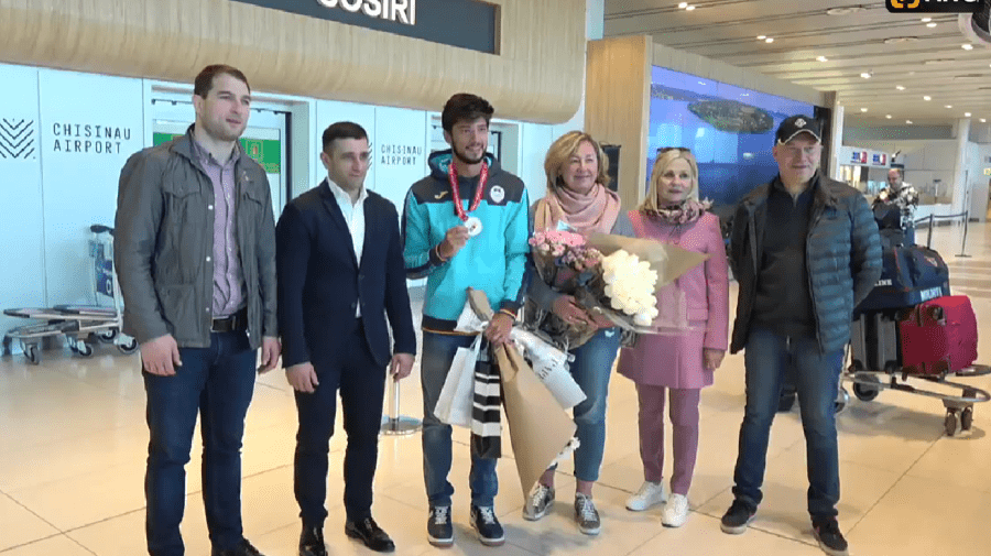 VIDEO Cu flori și urări de bine. Vezi cum a fost întâmpinat campionul Dan Olaru la Aeroport