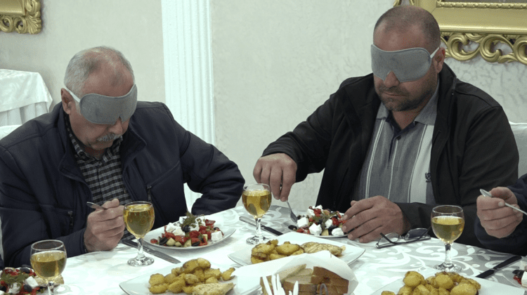 VIDEO ”Asta-i ceva strașnic”. Primari și funcționari din Soroca, puși să mănânce la restaurant, legați la ochi