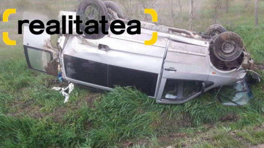 FOTO Un automobil s-a răsturnat într-un șanț, lângă Cojușna. Șoferița și trei copii au fost spitalizați