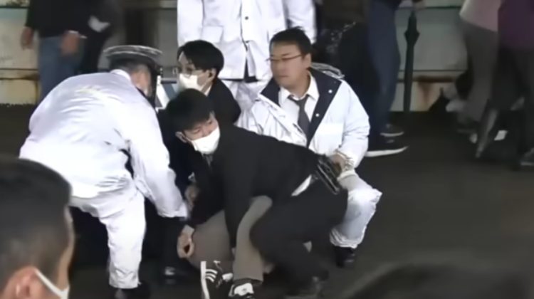 VIDEO Premierul nipon, la un pas să fie asasinat? Un necunoscut a aruncat explozibil în direcția lui Fumio Kishida