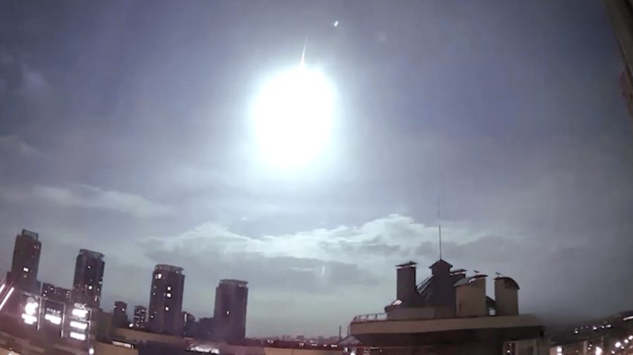 VIDEO Nu e satelit, dar poate fi meteorit sau OZN! Noi versiuni despre obiectul luminos, surprins deasupra Kievului