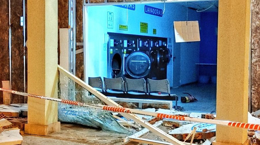 VIDEO Nu e scenă din film! Momentul în care o mașină de spălat explodează din cauza unei brichete uitate în buzunar
