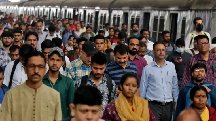 India va deveni ţara cu cea mai mare populaţie din lume la jumătatea anului 2023