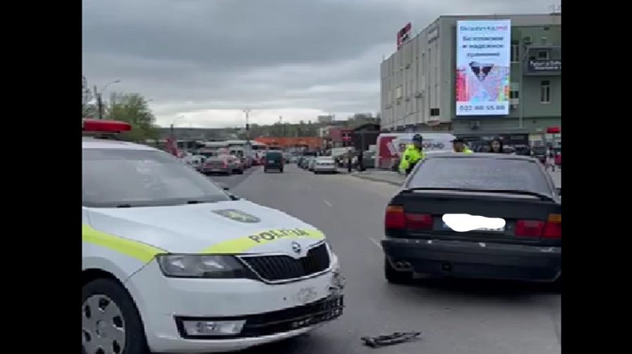 VIDEO Accident în Capitală, cu implicarea unei mașini de poliție. Martor: Se deplasa cu girofarul oprit