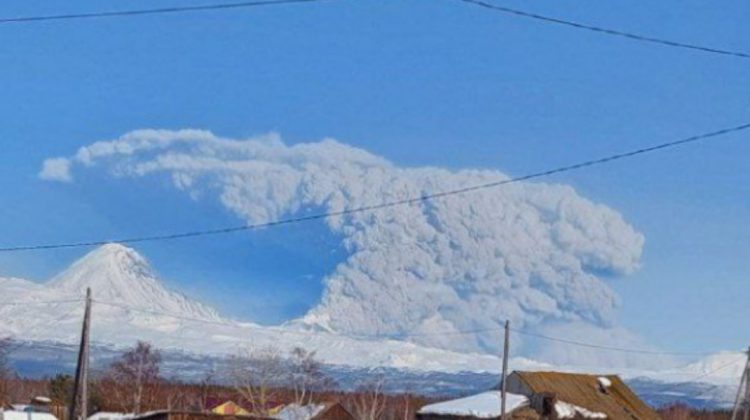 Erupție masivă a unui vulcan din Rusia. Bezymianny a expulzat o coloană de cenușă înaltă de zece kilometri