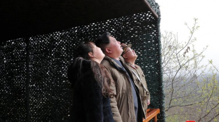 Kim Jong Un și-a adus fiica, soția și sora să asiste la lansarea unui nou tip de rachetă intercontinentală