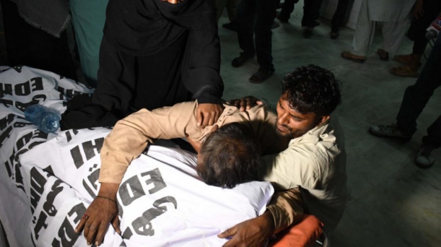 Peste 10 morți într-o busculadă pentru ajutoare în Pakistan. S-au călcat în picioare pentru mâncare!
