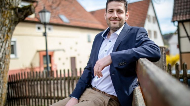 Un refugiat sirian, fugit în urmă cu 8 ani din țara lui, a devenit primar în Germania