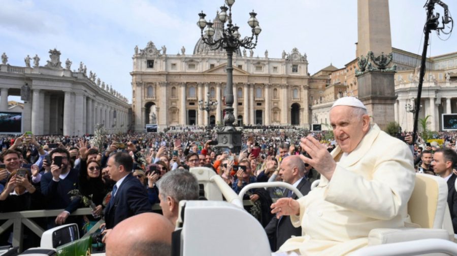 La o zi de la externare din spital, Papa Francisc a fost prezent la slujba de la Vatican de Duminica Floriilor
