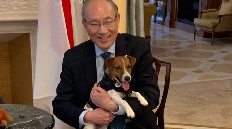 FOTO, VIDEO Câinele-erou Patron a fost în „inspecție” la ambasadorul Japoniei în Ucraina