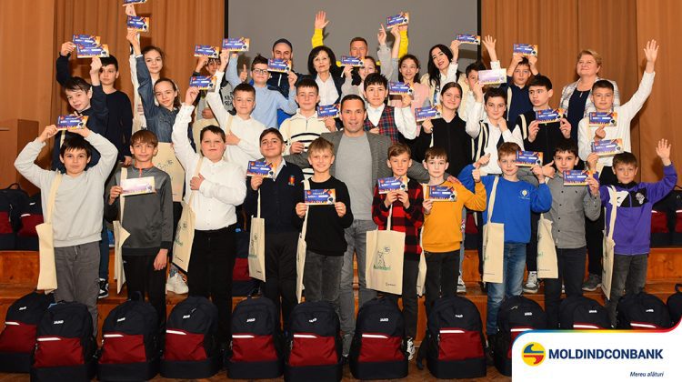 Moldindconbank a asigurat clasa de fotbal de la liceul „Mihai Viteazul” din Chișinău cu echipament sportiv