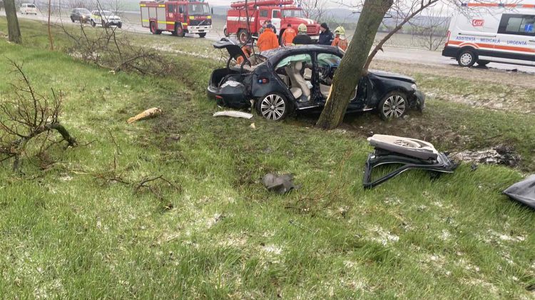FOTO O familie a ajuns la spital, după ce s-a ciocnit cu mașina într-un copac. Unde a avut loc impactul