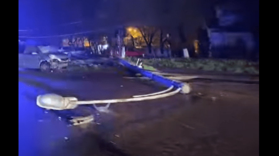 VIDEO Accident grav în Chișinău. Un șofer a doborât un pilon de electricitate