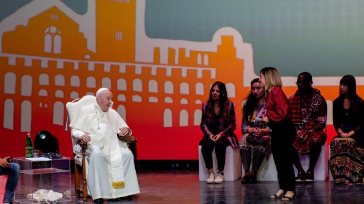 Papa Francisc, despre avort și pornografie cu Generația Z: „Biserica nu poate să-şi închidă uşile în faţa nimănui”