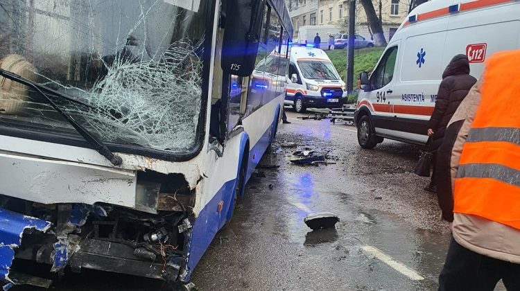 VIDEO care vă poate afecta emoțional! Un nou accident grav în Capitală, cu implicarea unui troleibuz
