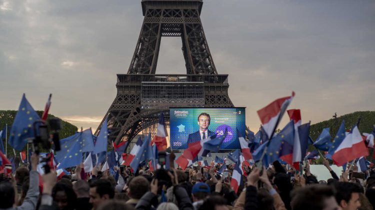 Macron face promisiuni pentru a opri protestele care au blocat ţara: Un plan pentru 100 de zile să vindece Franța