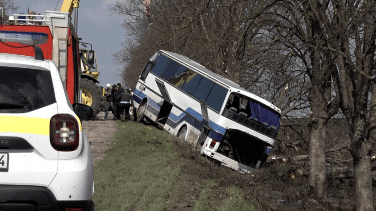 VIDEO „A explodat”. Mărturiile pasagerilor din autocarul Chișinău-Kiev, răsturnat în apropiere de Drochia