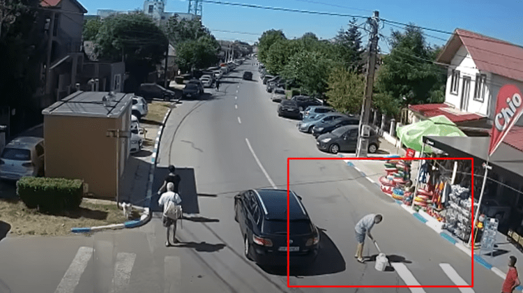VIDEO INCREDIBIL! Un bărbat își trasează, anual, trecere de pietoni în fața magazinului