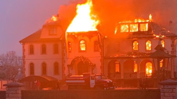 FOTO, VIDEO Nimic sfânt! O biserică din Cernăuți a fost incendiată a doua zi de Paștele Blajinilor