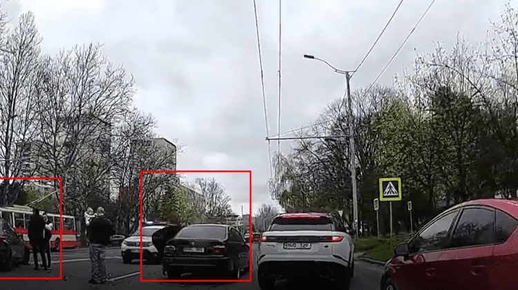 VIDEO Care din șoferi a „călcat pe bec”? Două BMW-uri s-au tamponat în sectorul Buiucani