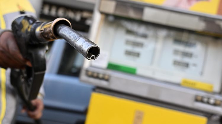ANRE nu ține cu toți șoferii. Benzina se scumpește cu 8 bani, iar motorina se ietinește cu 2