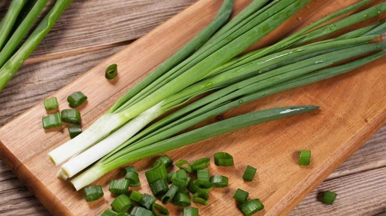 Medicii spun ce se va întâmpla dacă vei consuma 27 de grame de ceapă verde pe zi