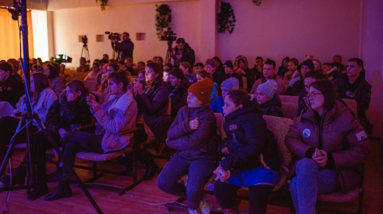 FOTO „Teatru pe roți” a pornit prin țară! Proiectul a ajuns în satul Hîrbovăț