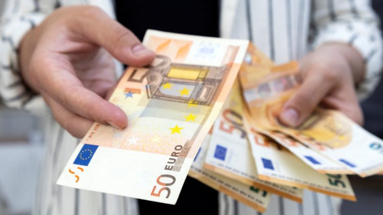 CURS VALUTAR 20 aprilie: Euro se ieftinește. Cât costă azi dolarul