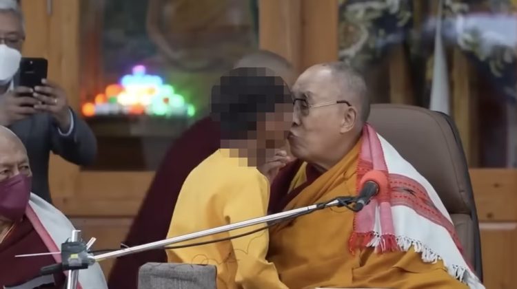 VIDEO scandalos cu Dalai Lama. A cerut unui copil să îl sărute pe buze și să îi sugă limba. Justificarea: Gest jucăuș