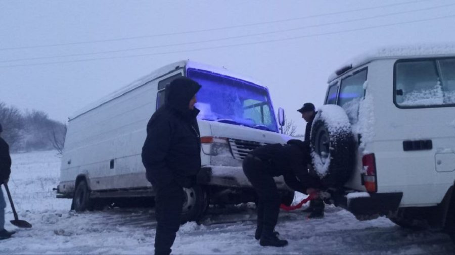 FOTO/VIDEO Iarna nu vrea să plece! Ninge la nord, iar mai multe mașini au fost blocate în zăpadă