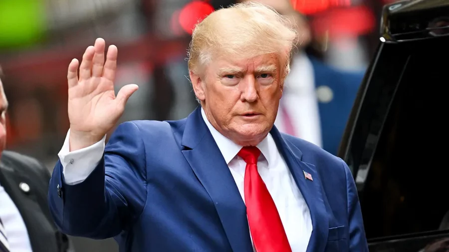 Zi istorică în SUA: Trump se predă la New York şi va fi pus oficial sub acuzare pentru mai mult de 30 de infracţiuni