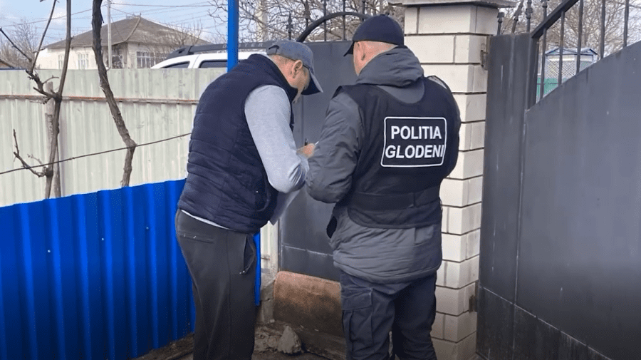 VIDEO „Afacere” cu alcool contrafăcut, la Glodeni. Poliția a găsit și mii de pachete de țigări