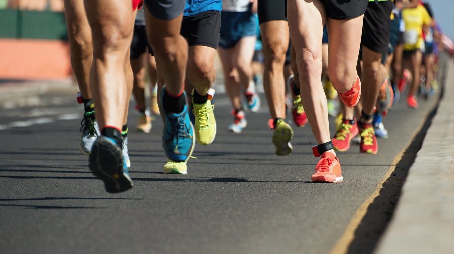 Un maratonist care a alergat 42 de kilometri în doar 3 ore a murit „din senin”, în drum spre casă