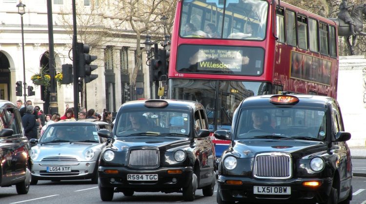 Atenţie: Londra aplică amenzi usturătoare pentru şoferii europeni care nu cunosc noile legi locale