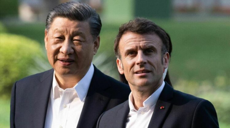 Trump tună și fulgeră după vizita lui Macron la Beijing: A „pupat” fundul Chinei