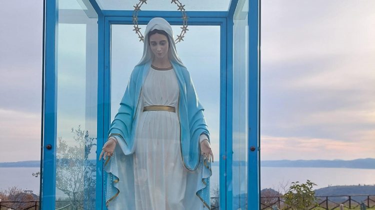 Lacrimile divine erau sânge de porc. Cum a înșelat o italiancă credincioșii și a fugit în România cu sute de mii de €