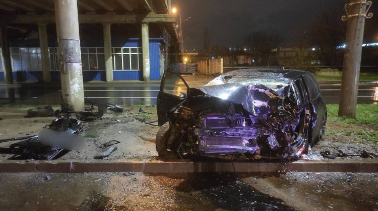 FOTO cu mașina distrusă, după accidentul de pe Albișoara! Șoferul era beat și conducea un automobil străin