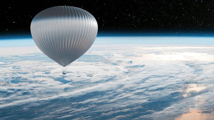 Un prânz „spațial” de 120.000 de euro. Pasagerii, transportați în aer sub un balon cu heliu