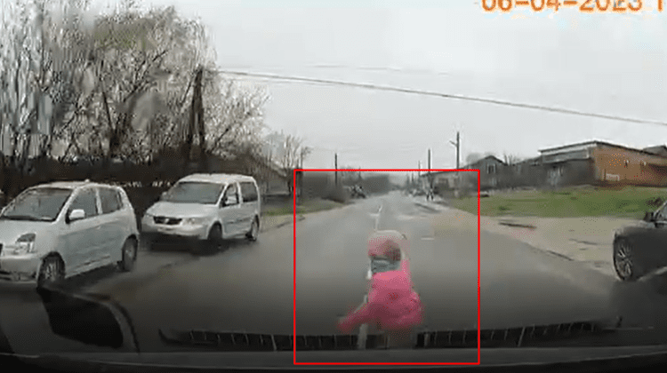 VIDEO Ți se oprește inima în loc! O copilă, la un pas să ajungă sub roțile unui automobil, la Puhoi
