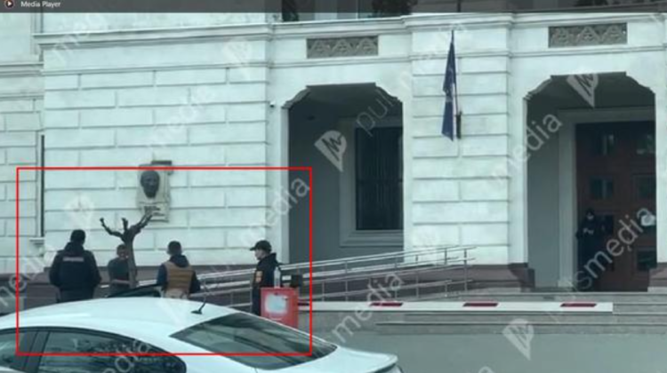 VIDEO Gestul disperat al unui tânăr. A încercat să se sinucidă, în fața Procuraturii Generale
