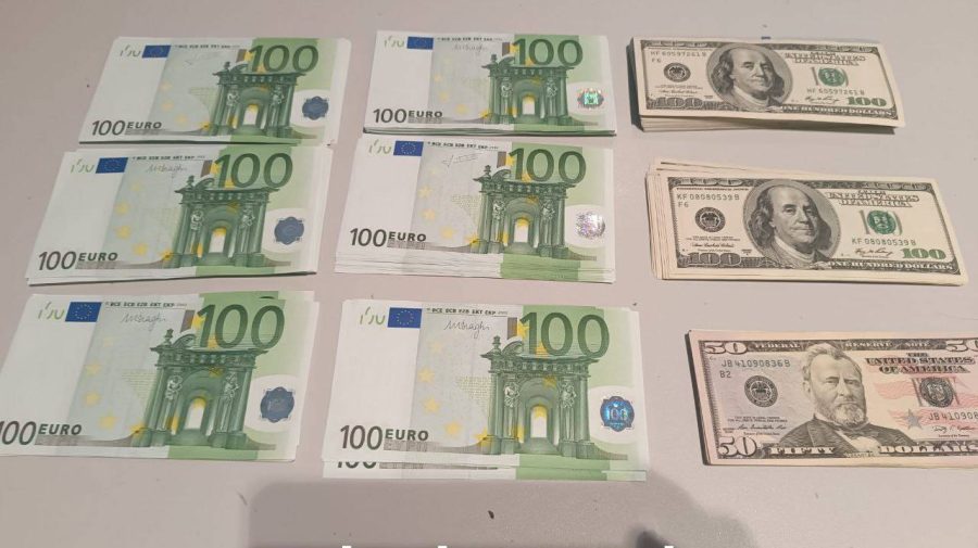 O femeie și-a ticsit bagajul cu euro și s-a pornit în Turcia. Câți bani nu a declarat la frontieră