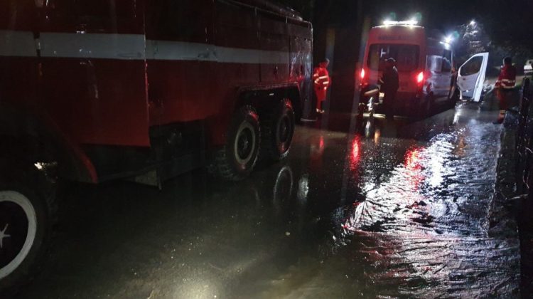 FOTO Inundații în mai multe localități din țară. O ambulanță a rămas blocată în timp ce pleca la pacient