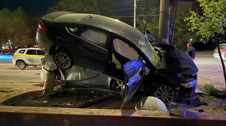 VIDEO Accidentul teribil care a șocat Moldova: Două maşini au ajuns una peste alta. Sunt victime?