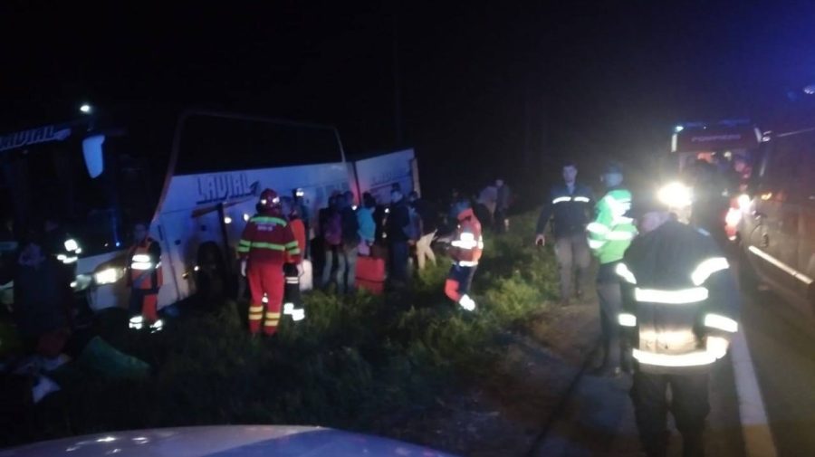 FOTO Autocar cu 44 pasageri – implicat într-un accident, în România. Oamenii se îndreptau spre Republica Moldova