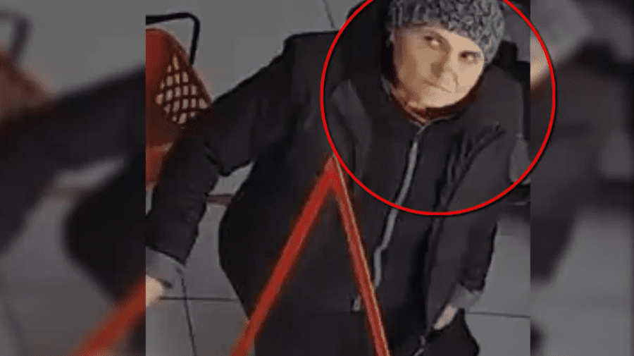 VIDEO cu femeia care fură plic cu bani, dintr-un magazin din Stăuceni. Cine o cunoaște, să anunțe Poliția