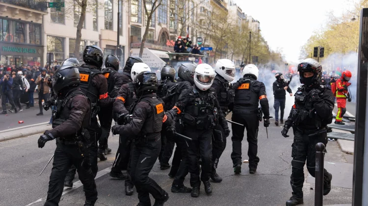 VIDEO Franța, paralizată din nou de proteste de amploare față de reforma pensiilor. Incendieri și ciocniri cu poliția