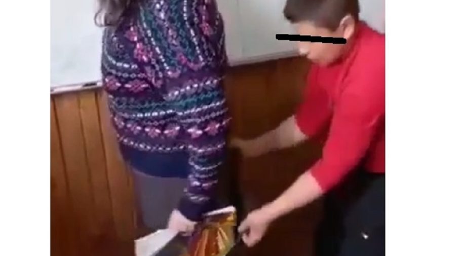 VIDEO Scene incredibile într-o școală din România. Elevii îi ridică fusta unei profesoare și mimează acte sexuale