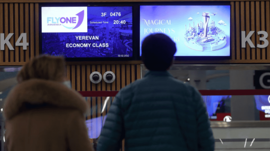 VIDEO Pasagerii Paris-Erevan de la FlyOne, blocați la Chișinău. Turcia a închis spațiul aerian pentru filiala Armenia