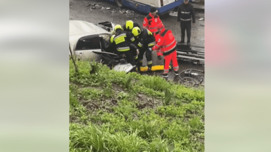 Șoferul și pasagerul Toyotei descarcerați după impactul cu troleibuzul sunt polițiști. Se zbat între viață și moarte!